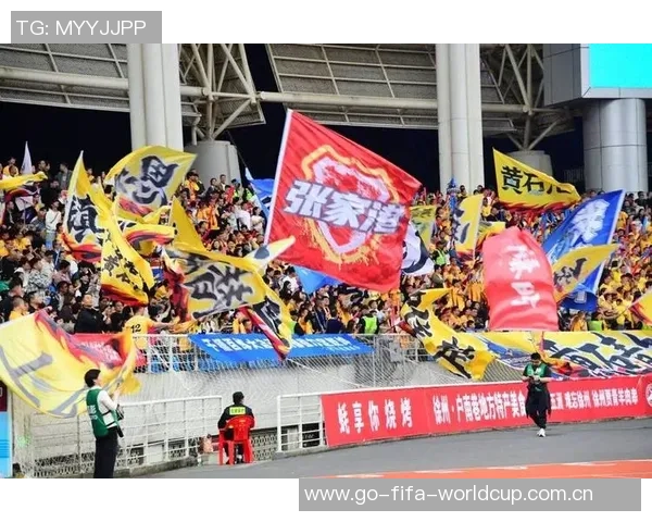 足球明星齐聚一堂热情加油排队瞬间展现团结与激情的精彩画面 足球明星齐聚一堂热情加油排队瞬间展现团结与激情的精彩画面